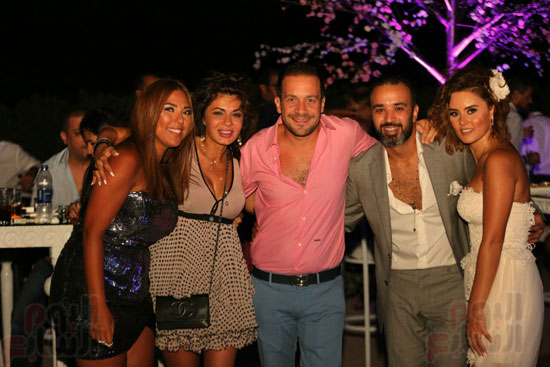  نجلاء بدر مع العروسين رشا مهدى ومحمد ياسين وعدد من الأصدقاء